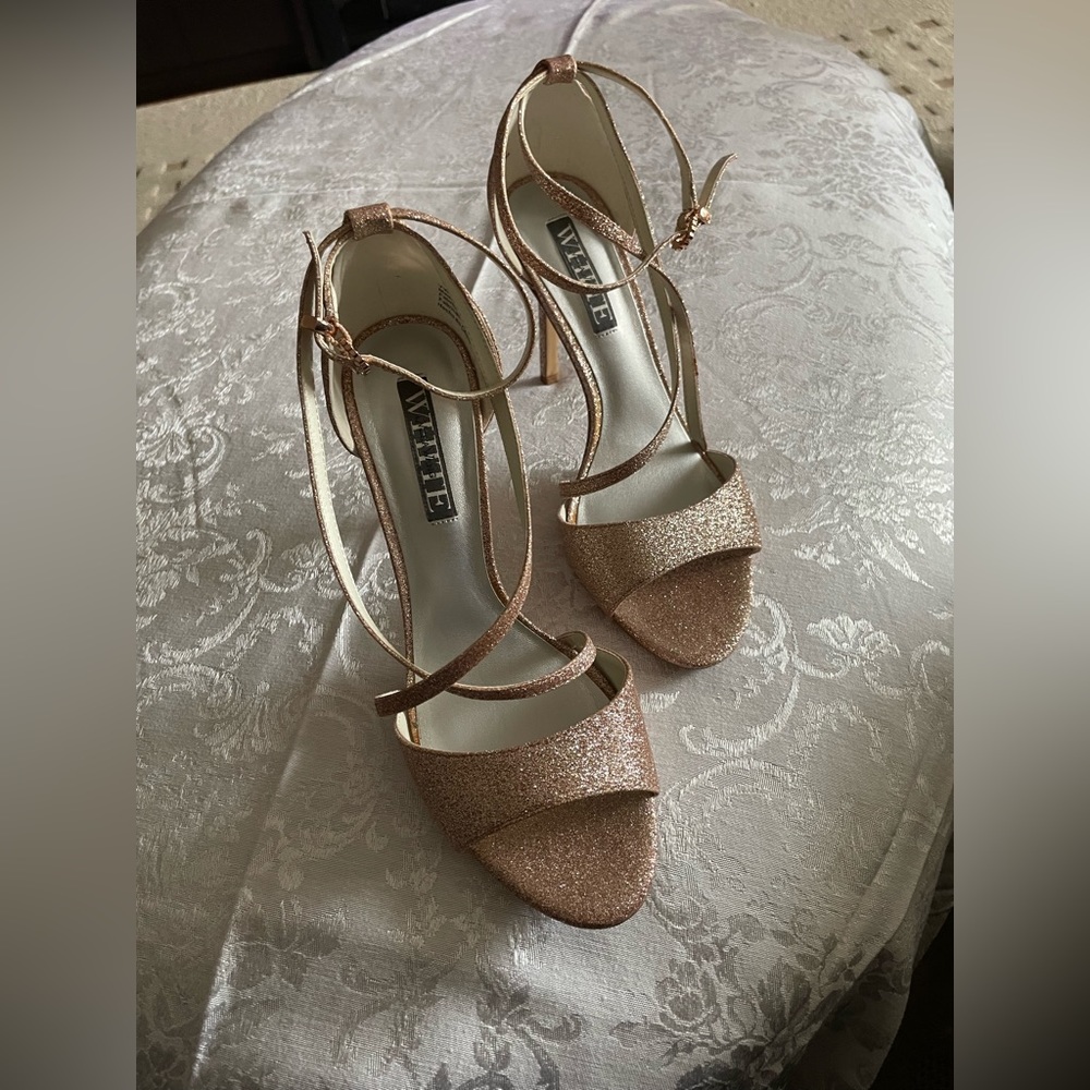 Vera Wang  RoseGold strappy glitter high heels, size 9M Brand new in box